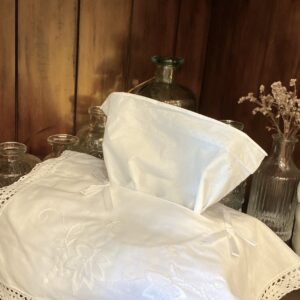 【白色手工繡花蕾絲面紙套】